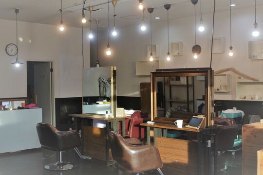 【通町】≪平均退勤時間19:00・サロンワーク中心・地域密着型≫営業中のレッスンを中心にスタイリストデビューを目指します！！働きやすい環境でプライベートの時間も大切にできるヘアサロン「amie:1000cc（アミーリットル）」からアシスタント（美容師）の求人☆★