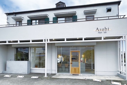 【平松】≪平均19時半退勤≫≪完全週休2日制≫≪社会保険完備≫営業中もレッスンOKのため、最短2年でデビューも可能！高単価の髪質改善サロン「Asobi Hair lab（アソビヘアーラボ）」からアシスタント（美容師）の求人☆★