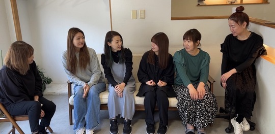 【霧ヶ丘】≪社会保険完備・営業時間17時30分迄・月8,9日休み・レッスンは営業時間内・残業無し≫レッスンはすべて営業時間内に行います！技術レベルに応じた昇給あり！オリジナルのカリキュラムで早期デビューを目指せます！カウンセリングを大切にしているため一人ひとりのお客様と向き合うことのできるヘアサロン「F for your hair（エフフォーユアヘアー）」からアシスタント（美容師）の求人☆★