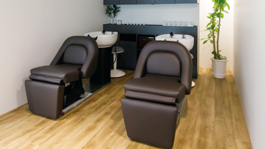 【薬院】≪社会保険完備・入客チャンスあり・無償保育園あり・産休育休制度(実績あり)・ブライダルヘアメイク可能≫レベルの高いカット技術で人気！！福岡で店舗展開しているヘアサロン「fleur by safari（フルールバイサファリ）」からスタイリスト（美容師）の求人★☆