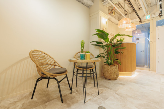 【矢場町】◆最低保障給あり・完全マンツーマン・単価1万円超え◆幅広い薬剤のラインナップで単価UPを狙いやすい！今までのスタイルを崩さず働けます！「AMNESIA 名古屋栄（アムネシアナゴヤサカエ）」からスタイリスト（美容師）の求人★☆