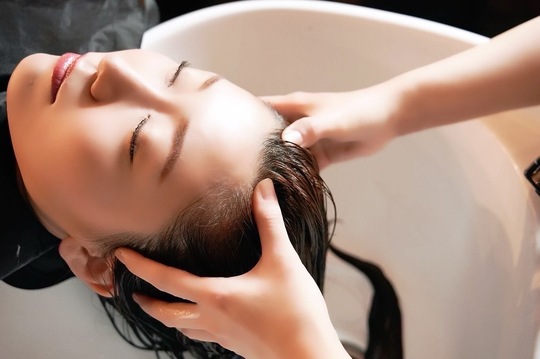 【西梅田】≪完全マンツーマンでの入客≫≪カットカラー2時間枠≫≪自由出勤制≫≪土日休み可能≫平均客単価17000円ほどの髪質改善特化の高単価サロン！1日3,4名の入客で月100万円の売上を作れる環境！数をこなさなくても稼いでいける為長く美容師として働いていけますよ！「Jewel Box 西梅田店（ジュエルボックスニシウメダテン）」からスタイリスト（美容師）の求人★☆