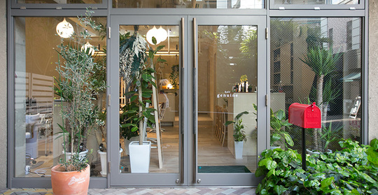 【警固】≪営業中レッスンOK・住宅手当あり・社会保険完備・20時迄の退勤可能≫確かな技術をひとつひとつ学べるので自信をもってスタイリストデビューができます。レベルの高い美容師を目指せるヘアサロン「hair genuine（ヘアージェニュイン）」からアシスタント（美容師）の求人★☆