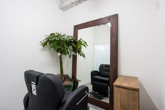 【江坂】≪月8日休み≫≪中途採用の場合1年以内にデビュー≫≪社会保険完備≫30代以上の大人女性をターゲットにした高単価サロン！高いカラー技術を学べる環境です！「The Ect ilo 江坂駅前店（ジエクトアイロエサカエキマエテン）」からアシスタント（美容師）の求人☆★☆