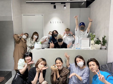 【西梅田】新店舗拡大につきスタッフ募集！≪最短2年デビュー≫≪土日祝休みの相談可能≫≪SDGsへの取り組み≫≪駅近サロン≫アシスタントから歩合発生！各種手当があるため、キャリア問わず頑張りを評価してもらえます！口コミ・高評価多数のヘアサロン「kiitos 西梅田（キートスニシウメダ）」からアシスタント（美容師）の求人☆★☆