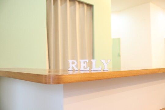 【阪急伊丹】≪土日祝休みOK≫≪社会保険完備≫≪産休育休実績あり≫平均月給32万円！しっかり長く安心して働ける！「Rely（レリー）」からスタイリスト（美容師）の求人☆☆