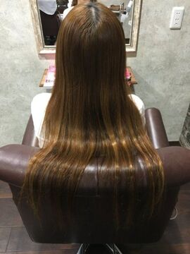 【天神橋筋六丁目】≪完全週休2日制≫≪社会保険完備≫≪最短1年でデビュー可能≫カリキュラムに縛られることなく、一人ひとりに寄り添ったマンツーマンレッスンで確実に技術力UP！！安心の待遇面で美容師としてのキャリアアップを目指します。細やかな接客とアットホームな空間が魅力「charm hair resort（チャームヘアリゾート）」からアシスタント（美容師）の求人☆★☆