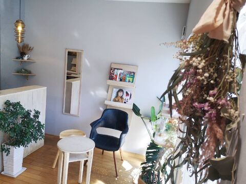 【樟葉】≪時給1300円≫≪日曜定休≫≪週2日以上の勤務からOK≫≪女性のみのサロン≫≪マンツーマン≫落ち着いたインテリアが可愛い！パートスタッフが多いサロン！ママさん美容師も歓迎！！「Sumire（スミレ）」よりスタイリスト（美容師）の求人☆☆