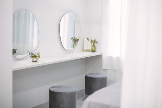 【京都市役所前】≪アイブロウ専任も募集≫≪毎週1回土日祝休みOK＆残業なし≫≪ブランクOK≫≪育児との両立もできる環境≫オーナーさんも仕事と育児を楽しく両立されています！お客様、スタッフがワクワク楽しめる環境を一緒に作っていくことができます！「Jasmine（ジャスミン）」からアイリスト（まつげエクステ・まつげパーマ・アイブロウ）の求人☆★