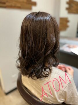 【大久保】≪フリー40％／指名50％還元≫≪40万円以上稼げる≫≪入客チャンス大≫ライフスタイルに合わせて勤務できる委託サロン！スタッフ平均報酬40万円以上でしっかり稼げます！「ATOM（アトム）」からスタイリスト(美容師)の求人☆★