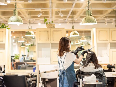 【吉祥寺】≪完全週休2日制・1年以内のデビュー可能・社会保険完備≫営業時間内を有効活用し、早期デビューが可能！時代にあわせた教育カリキュラムと労働環境で将来の不安なく勤務できます。「Reir 吉祥寺（レイールキチジョウジ）」からアシスタント（美容師）の求人★☆