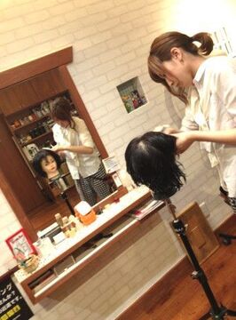 【けやき通り】≪月給17万円スタート！！≫≪パート・アルバイト募集≫ずっとアシスタントとしての勤務もOK♪レッスンは基本営業時間内に行う「apres hair & make up（アプレ ヘアー アンド メイク アップ）」からアシスタント（美容師）の求人☆☆