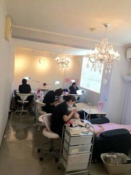 【心斎橋】≪社会保険完備≫≪未経験歓迎≫≪実働8時間≫☆アクセス良好☆技術を磨いてプロのアイリストになれる★☆選べる働き方♪お店は女性らしさが魅力的なかわいいサロンNail&EyeRoom Re:dear（ネイルアンドアイルームリディア）からアイリスト（アイデザイナー・まつ毛エクステ）の求人☆☆