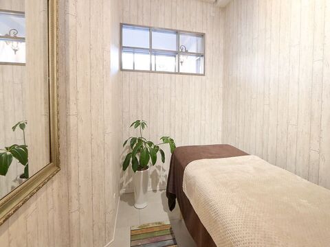 【南田辺】≪日曜日定休≫≪社会保険完備≫≪月給21.5万円スタート!!≫≪月8日休み≫≪未経験・通信生・新卒生OK≫プライベートとメリハリつけて働いていきたい方に!忙しいお店なのでどんどん実践でき、早期デビューも可能!「Aimer（エメ）」からアシスタント（美容師）の求人☆★☆