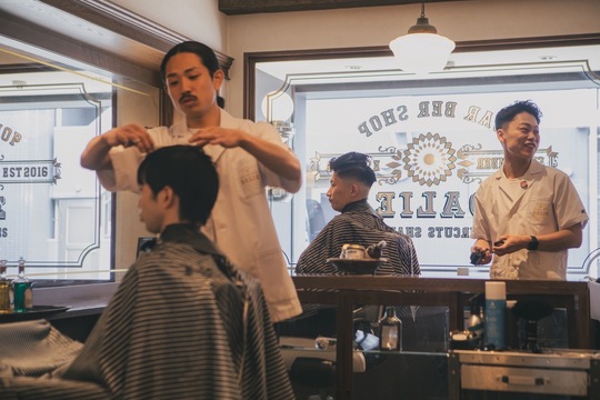 【新大宮】≪有給休暇あり≫≪完全週休2日≫≪スタイリスト月給26万円～≫≪駐車場完備で車通勤OK≫≪社会保険完備≫カルチャー、ライフスタイル…様々な男性が集まる場として、上質なサービスを提供するサロン。個性を活かした育成で人気のスタイリストを目指せます。「BARBERSHOP DALIE（バーバーショップダリー）」からスタイリスト（美容師・理容師）の求人☆★