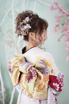 【二条】≪月平均8,9日休み≫≪社会保険完備≫入社から約4カ月間のアカデミー制度あり！営業時間内に集中してレッスン可能！京都市内5店舗、あなたの個性や意欲を尊重し、働きやすい環境を整えています◎ヘアメイク＆着付け入客も多数！トータルビューティで学べる「ULHA salon（ウルハサロン）」からアシスタント（美容師）の求人☆★