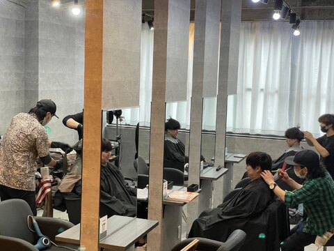 【静岡駅】◆指名50％／フリー45％還元◆20代のお客様を中心に支持されるトレンドサロン！最新設備を整えています！新規のお客様が多いので、顧客がいなくても安心の「＿WHITE 静岡店（アンダーバーホワイトシズオカテン）」からスタイリスト（美容師）の求人★☆