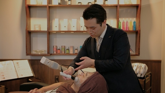 【南森町】≪月給30万円以上≫≪社会保険完備≫≪日曜休みあり≫≪ほぼ実働8時間≫ダンディな紳士のための美容師が働くメンズサロン！雇用や働く仕組みづくりなど、理美容業界と働く方の将来を真剣に考える「DEAR BARBER 南森町店（ディアバーバーミナミモリマチテン）」からスタイリスト（美容師）の求人★★