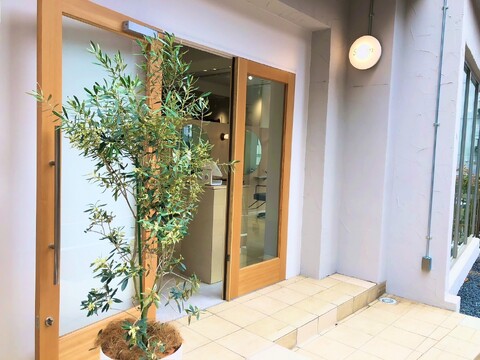 【渋谷駅】≪完全自由出勤≫≪保証期間中は指名売上70％還元≫業務委託の指名還元最大80％！SNS運用に実績のあるサロンでフォロワー数が伸び悩んでいる方にも独自のノウハウを指導してくれます。渋谷という立地ながら落ち着いた雰囲気の場所にあるサロンです。「Stam（スタン）」からスタイリスト（美容師）の求人★☆