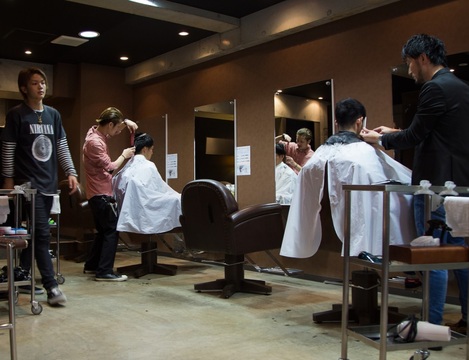 【天神南】≪社会保険完備・住宅手当あり・メンズ専門店≫世代を問わず多くのお客様がご来店！！多くの仲間がいるので色々な技術を見て学ぶ事が可能！！定番のスタイルはもちろん流行のスタイルも追求するメンズスタイルのプロの集団です！！メンズサロン「SHIFT Men's only salon 渡辺通店（シフトメンズオンリーサロンワタナベドオリテン）」からスタイリスト（美容師・理容師）の求人☆★