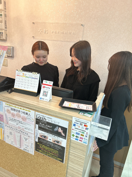 【北千住】◆産休育休実績あり・土日休み希望可能・月最大10日休み・ネイル髪色自由・社会保険完備◆シフト制なのでプライベートも大事にしながら勤務可能！未経験の方も安心の研修体制でスタートできます！「PLUS EYE 北千住東口店（プラスアイキタセンジュヒガシグチテン）」からアイリスト（アイデザイナー・まつ毛エクステ）の求人☆☆