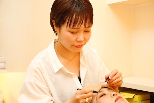 【英賀保】まつ毛エクステやまつ毛パーマも学べるトータルビューティー！≪お休みの日数選択可能≫≪社会保険完備≫≪産休育休実績あり≫豊富なメニューが揃った地域密着型サロン「Happis 英賀保店（ハピスアガホテン）」からアシスタント（美容師）の募集☆★