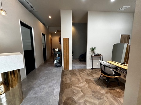 【新宮中央】≪駅から徒歩1分・月給25万円スタート・完全週休2日制・日曜日のお休みあり・産休育休実績あり・残業なし・完全個室空間あり・ウィッグ代補助あり≫平均退勤時間は18:00～19:00！お仕事、プライベーの両方が充実可能！！姉妹店がトータルビューティーなのでアイラッシュ、着付けも学べる環境のヘアサロン「live hair（リブ ヘアー）」からスタイリスト（美容師）の求人☆★☆