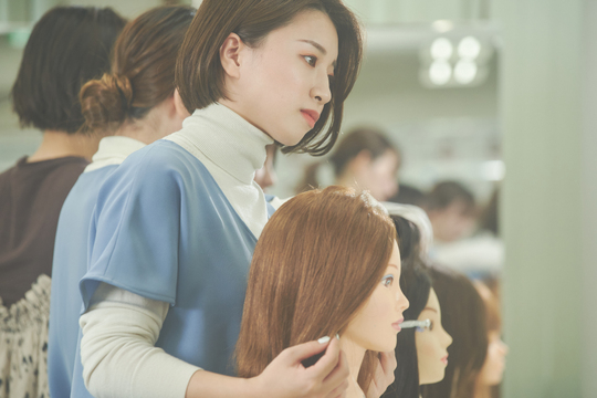 【五反田】■産休育休制度・社会保険完備■好待遇と充実の研修体制によりイチからヘアメイクの基礎を学べます！長く働きたい方は必見！「atelier haruka 五反田駅前店（アトリエハルカゴタンダエキマエテン）」からヘアメイクアーティストの求人☆☆