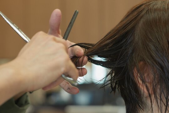 【下大利駅】≪月給30万円／時給1350円・日曜日お休みあり・高月給・社会保険完備・月間総客1000名以上・パートアルバイトもOK≫値段以上の技術を提供し多くのリピーターさんがご来店！！リーズナブルな料金体制で多くのお客様が来店される「hair make SENSE（ヘアーメイクセンス）」からスタイリスト（美容師）の求人☆★