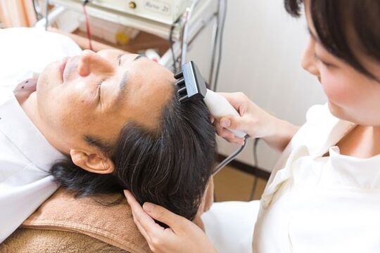 【名古屋駅】 完全週休2日制  リフレッシュ休暇あり  社会保険完備 業界未経験大歓迎！頭髪に悩むお客様にアドバイス&発毛施術を行う毛髪クリニック！！研修をしっかり行うので未経験方も安心して働いてもらえます！リーブ21 名駅オペレーションセンター（リーブニジュウイチメイエキオペレーションセンター）から発毛施術スタッフ・カウンセラーの求人☆☆