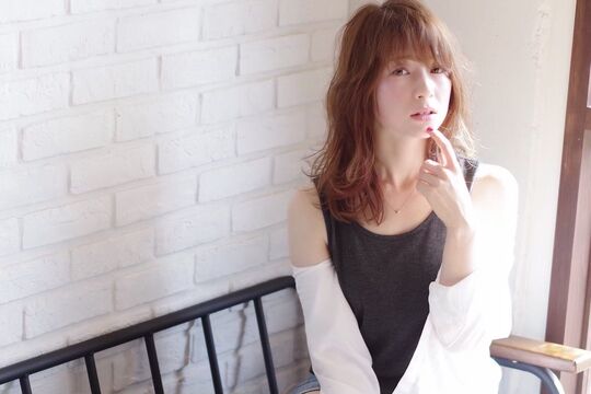 【東向日】≪平均退社時間18時≫≪営業時間内レッスン≫≪月給18万5千円〜≫≪産休育休取得実績あり≫≪有給休暇あり≫系列店にアイラッシュ・ネイル専門店もあるので、学んでいける環境があります。幅広いスキルを身に付けて女性が長く働ける環境！「Luci Hair cure（ルーシーヘアキュア）」からアシスタント(美容師)の求人☆☆