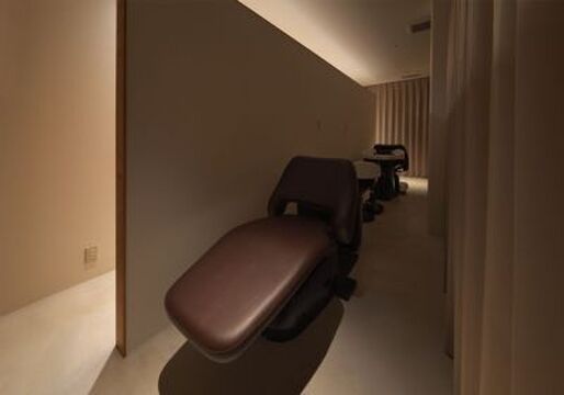 【和泉府中】≪月給18.5万円〜≫≪新卒も大歓迎 ≫≪ 月7.8日休み＆第3日曜日休みあり!!≫≪社会保険完備≫ライフワークバランスを尊重してくれる環境を完備★話題の今雑誌などに掲載されているサロン◎南大阪注目のFleur（フルール）からアシスタント（美容師）の求人☆★☆