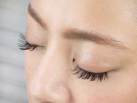 【今泉】≪社会保険完備・未経験や新卒生OK≫研修中もお給与あり！働きやすい環境が整っているアイラッシュサロン「Eyelash Dress（アイラッシュドレス）」からアイリスト（まつげエクステ・まつげパーマ・アイブロウ）の求人☆☆