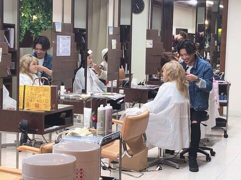 【西鉄久留米】≪月給23万円〜≫≪未経験・新卒生OK≫離職率が低いのはスタッフ同士が支え合いながらお仕事をしているから！スタッフさんの自主性を大切にしている人気のヘアサロン「VOiCE Y’s BRAND（ボイスワイズブランド）」からスタイリスト（美容師）の求人★☆