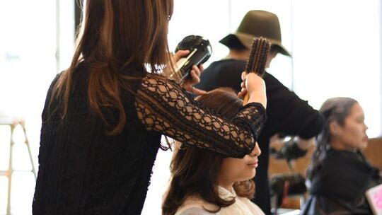 【JR茨木駅】≪社会保険完備≫≪安心の教育体制≫≪カウンセリング重視≫大阪府から職業訓練校の認可を受けており教育体制がバッチリ！地域のお客様に長く愛されるサロン「DECCA-SOUL（デッカソウル）」からアシスタント（美容師）の求人★☆