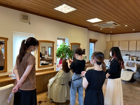 【竜王】≪社会保険完備≫≪産休育休実績あり≫≪サロン日曜定休≫≪ノルマなし≫≪休日出勤なし≫≪20時までに退勤可能≫年齢を重ねてもプレイヤーとして勤務できるような、スタッフのことを想った働きやすい環境です。「Beam by Hair（ビームバイへア）」からアシスタント（美容師）の求人★☆