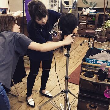 【西新】★社会保険完備★駅チカ★営業中のレッスンOKなので効率良く技術を学びスタイリストデビューを目指せます♪独自のカット理論でスタイルを作るアットホームサロン「angle（アングル）」からアシスタント（美容師）の求人★☆