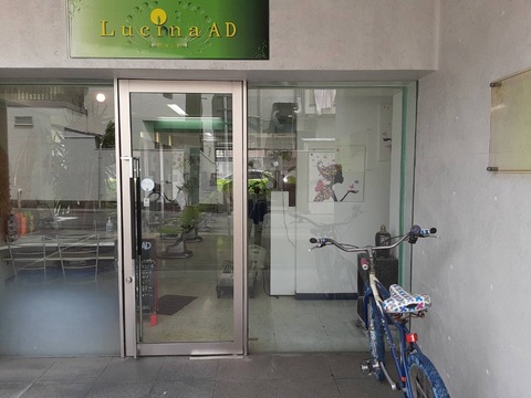 【池田駅】≪完全週休2日制≫≪遅くとも19時頃に退勤可能≫リーズナブルな価格だけど丁寧な接客で地域の方に大人気！頑張り次第で30万円以上稼げるスタイリストを目指せます！スタッフ定着率が長くずっと活躍してもらえる環境の！「Lucina AD（ルキナエーディー）」からアシスタント（美容師）の求人☆★