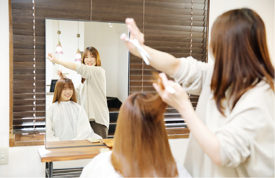 【尾山台】≪月給32万円スタート・完全週休2日制・産休育休実績あり・客単価15000円以上！≫サロン自慢の髪質改善で、お客様の内面まできれいにするお手伝いをしています！「curio（キュリオ）」からスタイリスト（美容師）の求人☆★