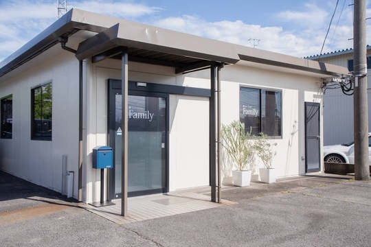 【下郡】≪勤務日数や休日の相談OK・社会保険の加入OK・子育て中のママさん歓迎≫仕事もプライベートも充実できる環境！長く美容師として活躍しましょう！温もりのある空間で大人女性を中心に愛される小規模サロン「hair design Family（ヘアーデザインファミリー）」からスタイリスト（美容師）の求人☆☆