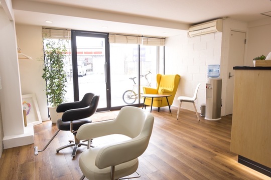 【長瀬】≪月給24万円保証≫≪完全週休2日制≫≪9時間拘束8時間勤務や正社員でも5〜6時間の勤務でOKなフレックス制を導入！≫≪社会保険完備≫≪19時過ぎには退勤可能！≫抜群の好待遇で働きやすいサロン！頑張り次第で月給50万円以上稼ぐこともできる！ママさん美容師も正社員で働ける！「hair salon chap（ヘアサロンチャップ）」からスタイリスト（美容師）の求人☆☆