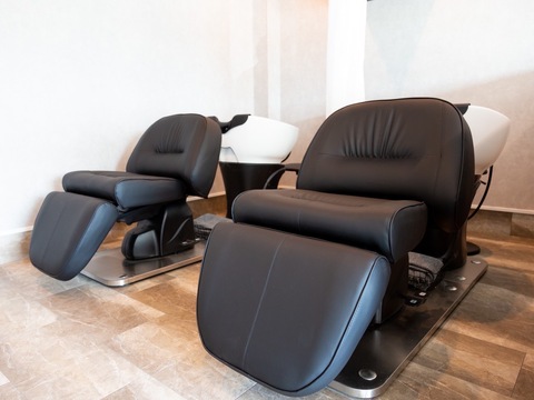 【藤井寺】≪未経験・通信生・新卒生歓迎≫≪デビューまで最短2年≫≪土日休みOK≫≪20時までに退勤可能≫≪週3回勤務から相談可≫≪夕方までの勤務OK≫デザインカラー、髪質改善が人気の少人数サロン！土日休みなどの相談も柔軟でスタッフさんが働きやすい環境を作っています！一緒に楽しんで働ける方からの応募お待ちしています！「KEITA（ケイタ）」からアシスタント（美容師）の求人☆★