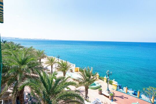 【アメリカンビレッジ】正社員・業務委託の働き方が選べます！！月休8日・社会保険完備など充実した福利厚生も魅力です！！ドンドン入客できる＆若い世代から人気のヘアサロン「BUENA VISTA（ブエナビスタ）」からスタイリスト（美容師）の求人★☆