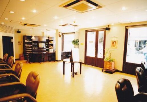 【香里園】≪完全週休2日制≫≪営業時間内レッスン≫集客力が抜群！入客チャンスがしっかりあるので、中途入社の方にも安心。レッスンは営業時間中に行うスタイルで、時間を上手く利用して仕事もプライベートも充実させましょう！！地域の皆様から愛される理美容総合サロン「ST.GEORGE（セントジョージ）」から理容師（理容室）の求人☆★