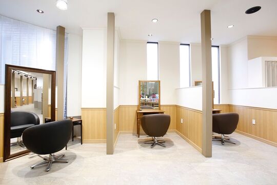 【天王寺】≪月給25万円以上≫≪完全週休2日≫≪最短2年でデビューも叶う≫未経験の方も大歓迎！カラーや艶髪に力をいれた人気サロンからスタッフ募集!BISCO hair（ビスコヘアー）からアシスタント（美容師）の求人☆★