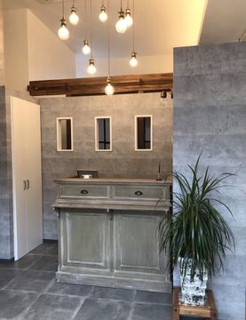 【福知山駅】≪社会保険完備≫≪18時台に退勤可能≫≪夏季・年末年始休暇あり≫頑張った分はお給料に直結！！お客様に寄り添ったカウンセリングを大切に、一人一人に応じた髪質改善を提供！アットホームな雰囲気と確かな技術が人気の秘訣です「HAK hair（ハクヘアー）」からスタイリスト（美容師）の求人☆★