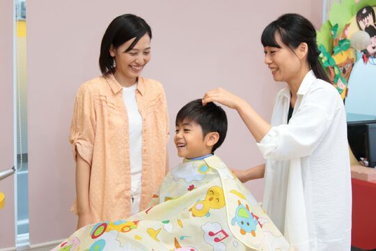 【蓮田駅】≪家族手当あり≫≪社会保険完備≫ブランク有りの方でもOK！！福利厚生充実！！プライベートを大切にしたい方にオススメのカット専門サロンです「サンキューカット 蓮田店（サンキューカットハスダテン）」からスタイリスト（美容師・理容師）の求人★☆