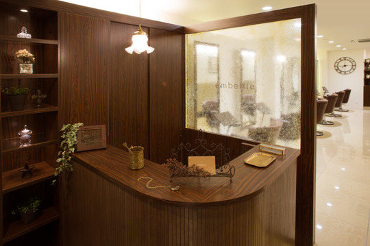 【烏丸】◆社会保険完備◆営業時間内レッスン可能◆スタッフ同士やオーナーさんとの距離が近い！予約が空いていれば早上がりなど、フレキシブルに働いていけるembellie（アンベリー）からアシスタント（美容師）の求人☆★☆