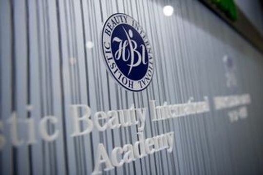 【新宿】≪女性が長く活躍できる職場≫≪寮あり≫≪有給休暇あり≫≪月給25万円以上可能≫美容カイロを学びつつ、サロン経営者さんのサポートをする業務！旅をするように働ける「株式会社日本直販総本社（カブシキガイシャニホンチョクハンソウホンシャ）」からエステティシャンの求人☆☆