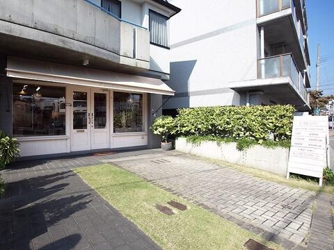 【宝塚南口】≪月1回土日休み≫≪社会保険完備≫オーナーさんやスタイリストさんにマンツーマンでしっかり教えてもらえます★有給休暇もアリ♪カフェ風の木の温もりで落ち着けるとお客様から人気のサロン“Edward’s Hair 南口 （エドワーズヘアーミナミグチ）”からアシスタント（美容師）の求人☆★☆